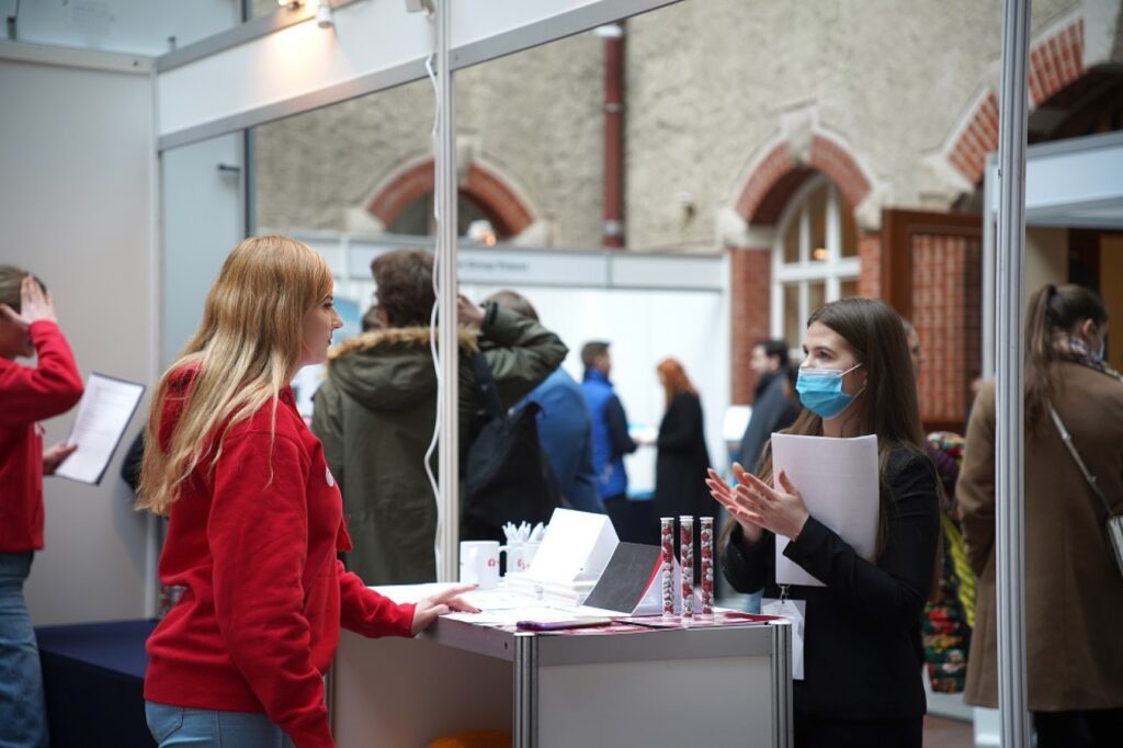 Inżynierskie Targi Pracy: Jakie kierunki są najbardziej pożądane przez pracodawców?