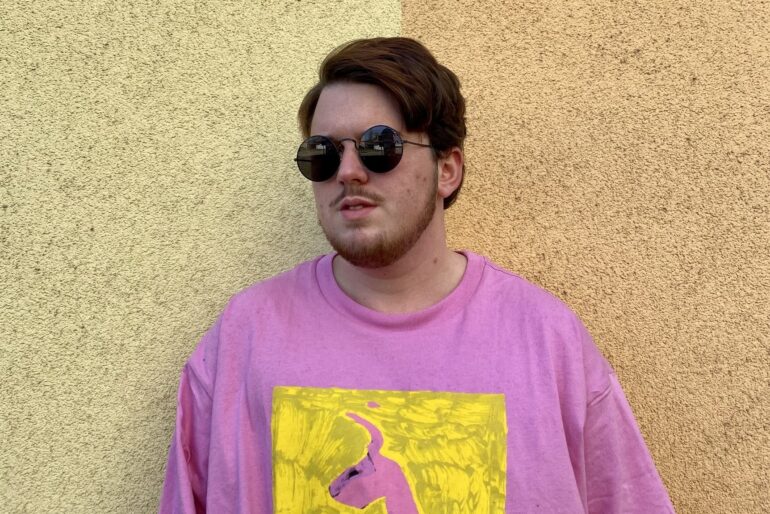 W pracy kazali mi korzystać z toalety dla osób z niepełnosprawnościami – Kacper Potępski opowiada o swoich doświadczeniach jako transmężczyzna