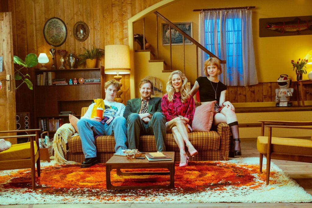 to-nie-sa-lata-90-sitcom-kampania-rocketjobs-pl-justjoin-it