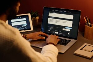 Mężczyzna przy komputerze korzysta z ChatGPT