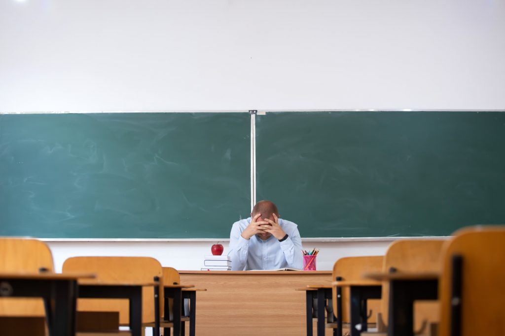 Nauczyciele rzucają szkołę, bo chcą godnie żyć. Ile i kogo kosztuje to przebranżowienie?