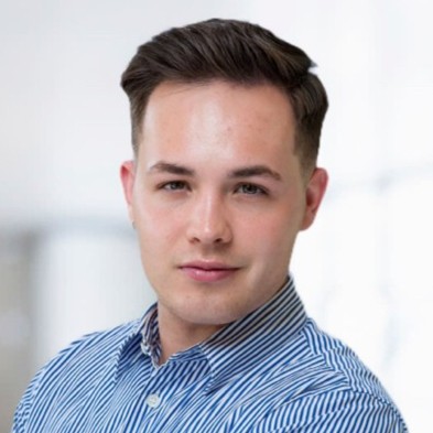 Patryk Nowak – Head of Sales w Prowly w niebieskiej koszuli na jasnym tle.